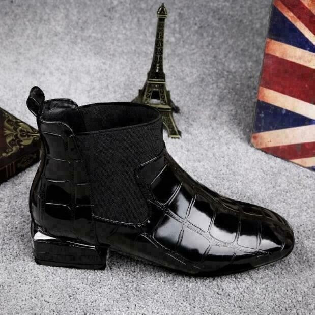 Herren-Ankleboot in schwarzem Lackleder mit Kroko-Muster und Absatz