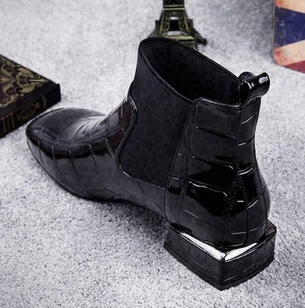 Rückansicht des schwarzen Lackleder-Boots mit Zuglasche und Blockabsatz