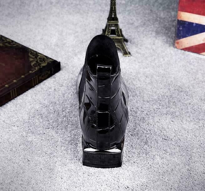 Fersenansicht des Chelsea-Boots aus Lackleder mit glänzendem Metallabsatz