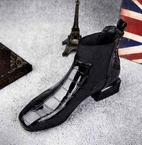 Schwarzer Lederstiefel mit Krokoprägung und elastischem Schaft im Profil