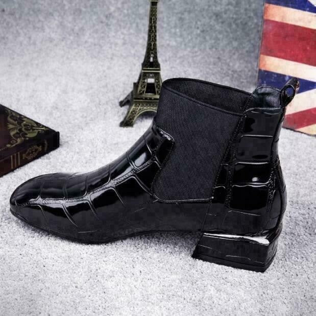 Eleganter Lackleder-Boot mit Kroko-Optik und schmaler Zehenkappe