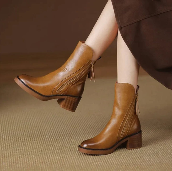 Cognacfarbene Leder Ankle Boots mit Blockabsatz an weiblichen Beinen getragen