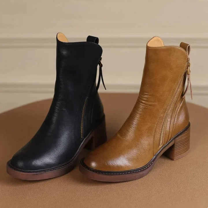 Ankle Boots aus Leder in Schwarz und Cognac mit Reißverschluss nebeneinander