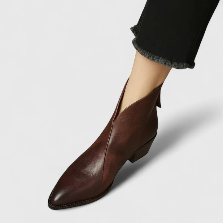 Dunkelbraune Stiefelette mit spitzer Zehe und Holzoptik-Absatz am Fuß