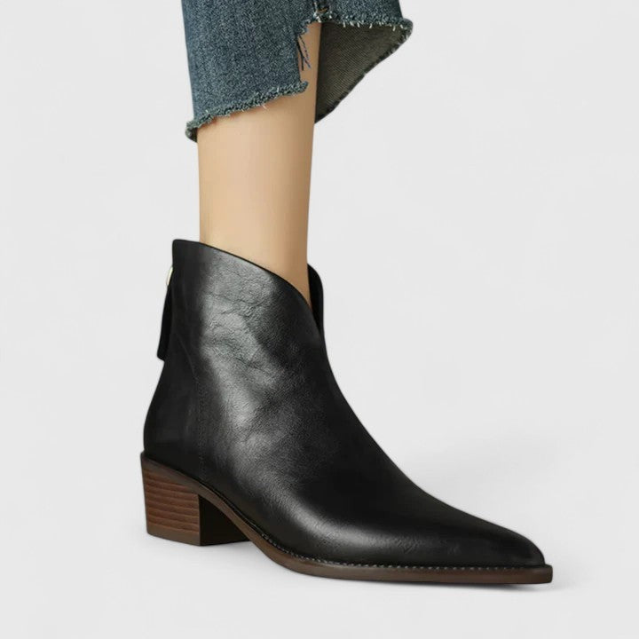 Schwarze Ankle Boots mit V-Schnitt, getragen mit Jeans