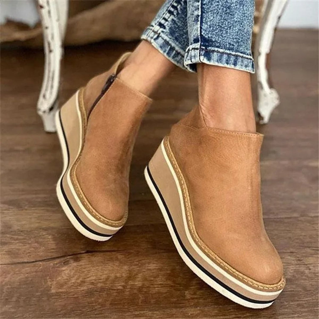 Camelfarbene Ankle Boots mit Keilabsatz und seitlichem Reißverschluss