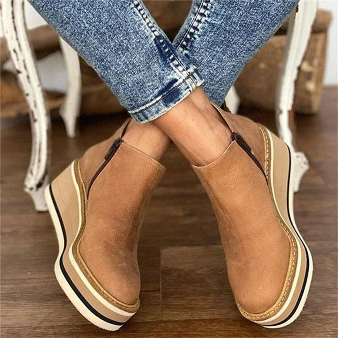 Braune Wildleder-Stiefeletten mit Plateausohle im Streifendesign