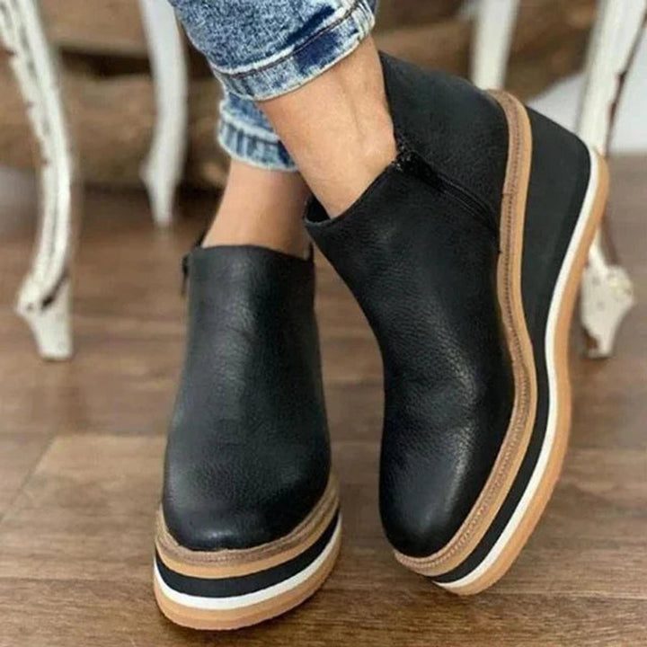 Schwarze Ankle Boots mit Keilabsatz und gestreifter Plateausohle