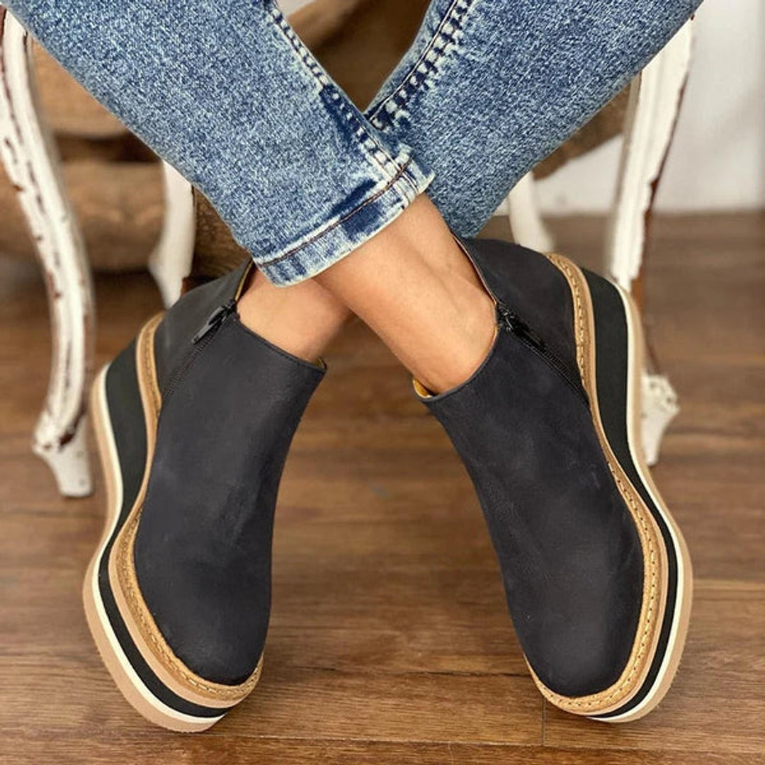 Schwarze Veloursleder-Stiefeletten mit Reißverschluss und Plateauabsatz