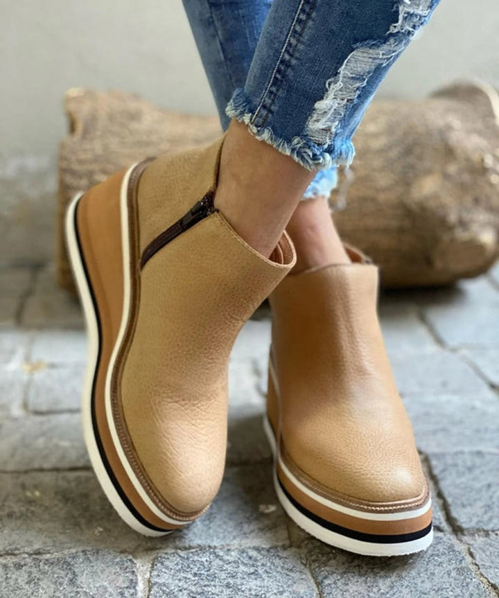 Sandfarbene Lederstiefeletten mit Keilabsatz und Zipper-Detail