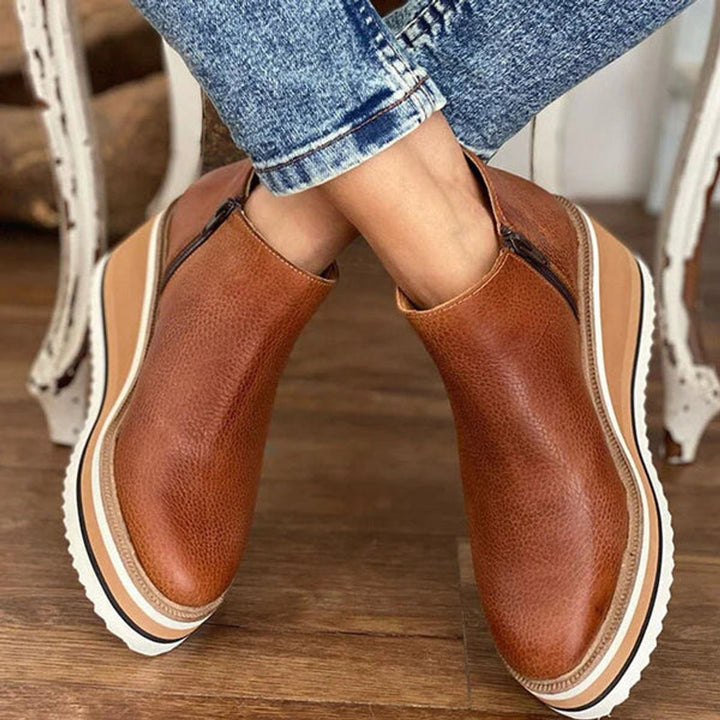 Cognacfarbene Ankle Boots aus Leder mit auffälliger Plateausohle