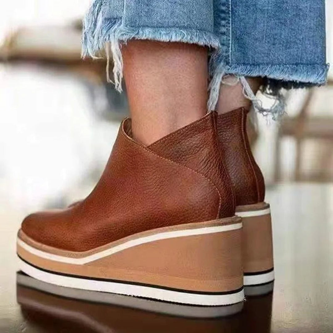 Braune Keilabsatz-Stiefeletten mit asymmetrischem Schaft und Plateau