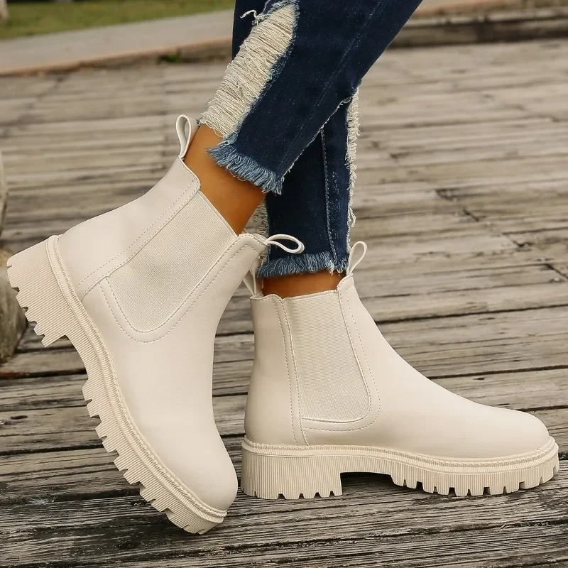 Chelsea Boots in Creme mit elastischem Einsatz und robuster Plateausohle