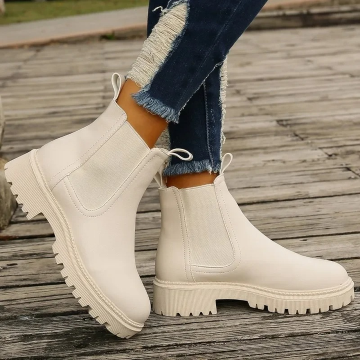Chelsea Boots in Creme mit elastischem Einsatz und robuster Plateausohle