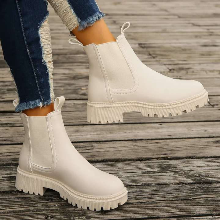 Cremeweiße Chelsea Boots aus Leder mit dicker Laufsohle in Bewegung