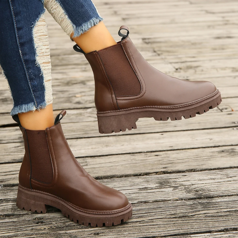 Braune Chelsea Boots aus Leder in Bewegung getragen