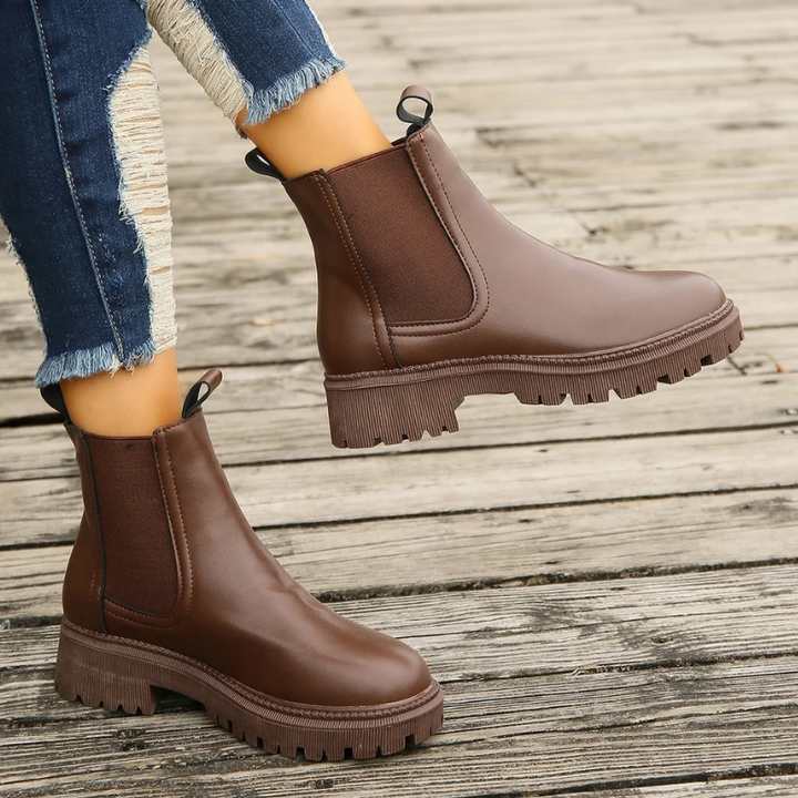Braune Chelsea Boots aus Leder in Bewegung getragen