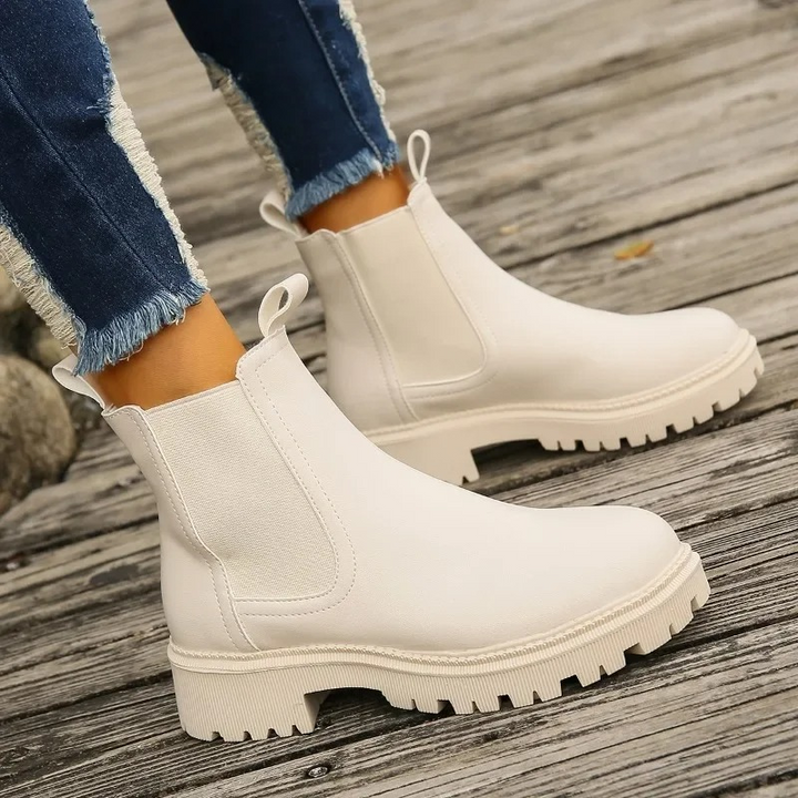 Cremefarbene Chelsea Boots mit Zugschlaufe und grobstolliger Sohle
