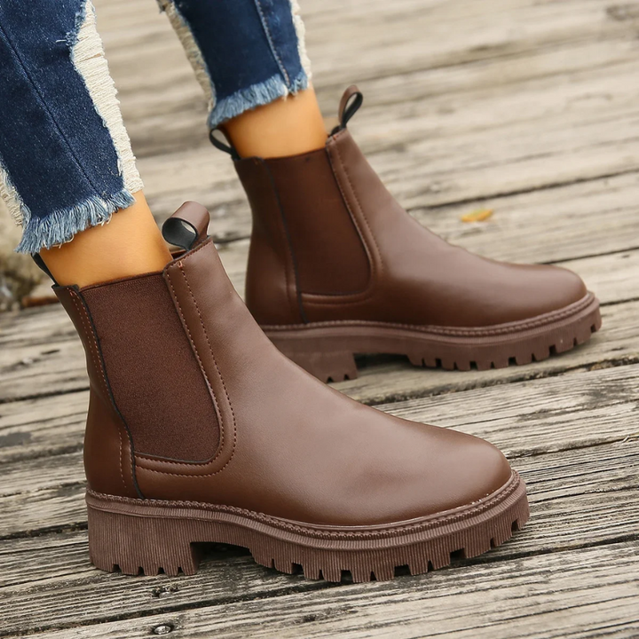 Braune Lederstiefel mit Zugschlaufen und massiver Plateausohle