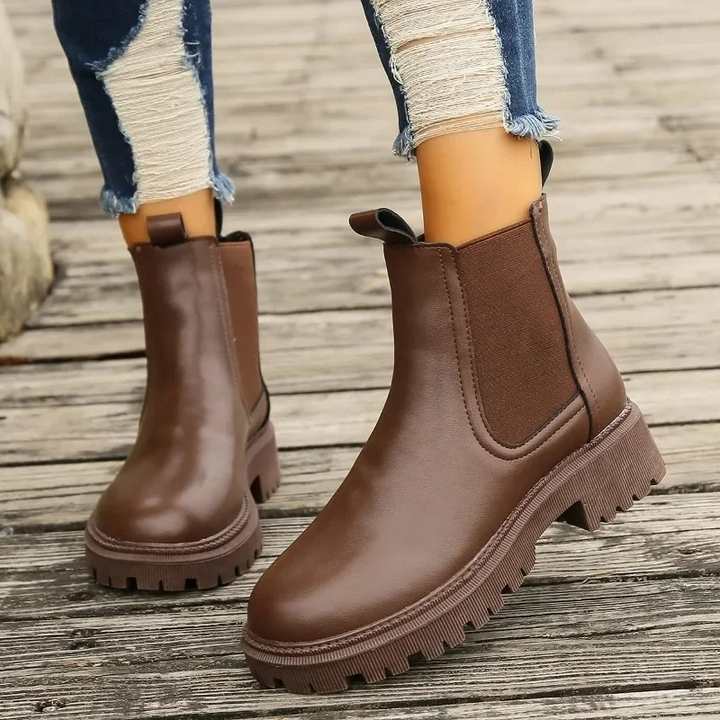 Braune Chelsea Boots aus Leder mit Zugschlaufe und Plateausohle