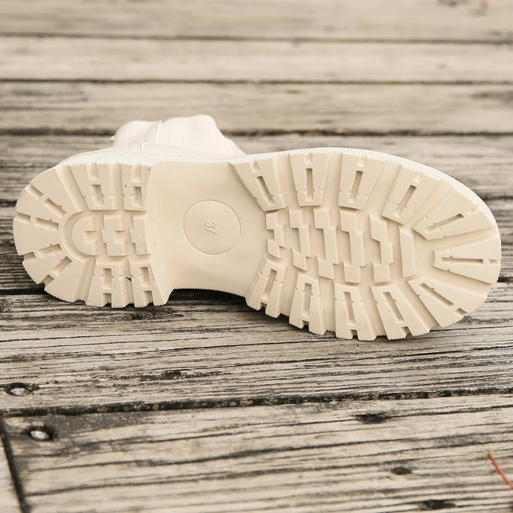 Profilierte Plateausohle eines cremefarbenen Chelsea Boots von unten