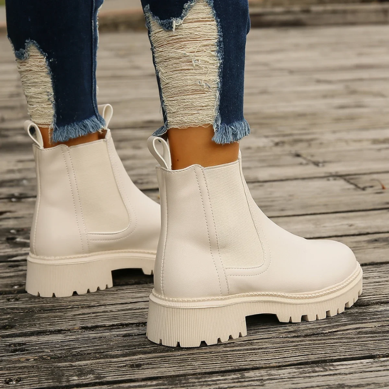 Cremefarbene Chelsea Boots mit Zugschlaufe von hinten fotografiert