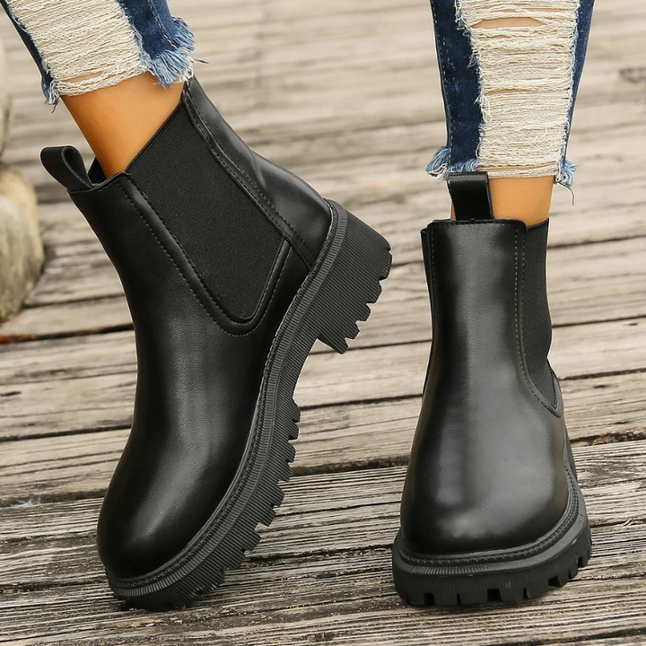 Schwarze Lederstiefel mit Zugschlaufen und Plateausohle von hinten