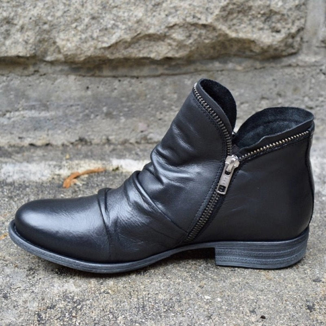 Schwarze Lederstiefelette mit gefälteltem Schaft und Reißverschluss im Profil