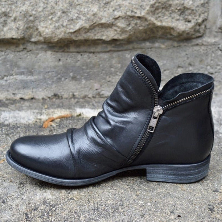 Schwarze Lederstiefelette mit gefälteltem Schaft und Reißverschluss im Profil