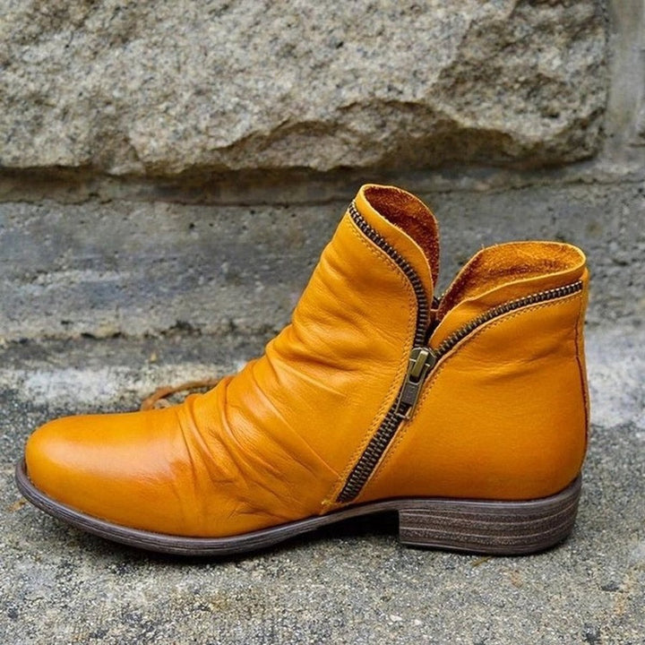 Senfgelbe Stiefelette aus Leder mit geraffter Optik und Reißverschlussdetail
