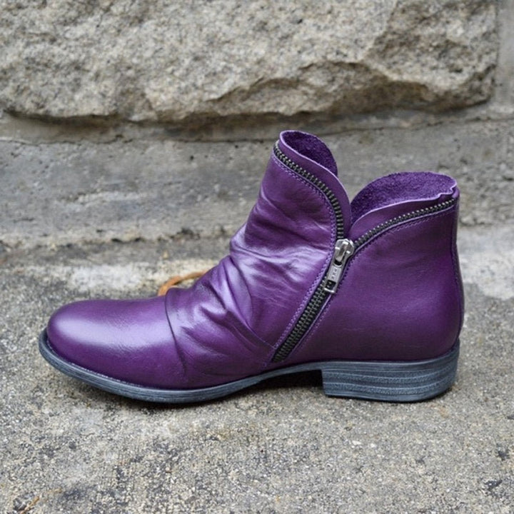 Violette Lederstiefelette mit gefälteltem Schaft und seitlichem Zipper
