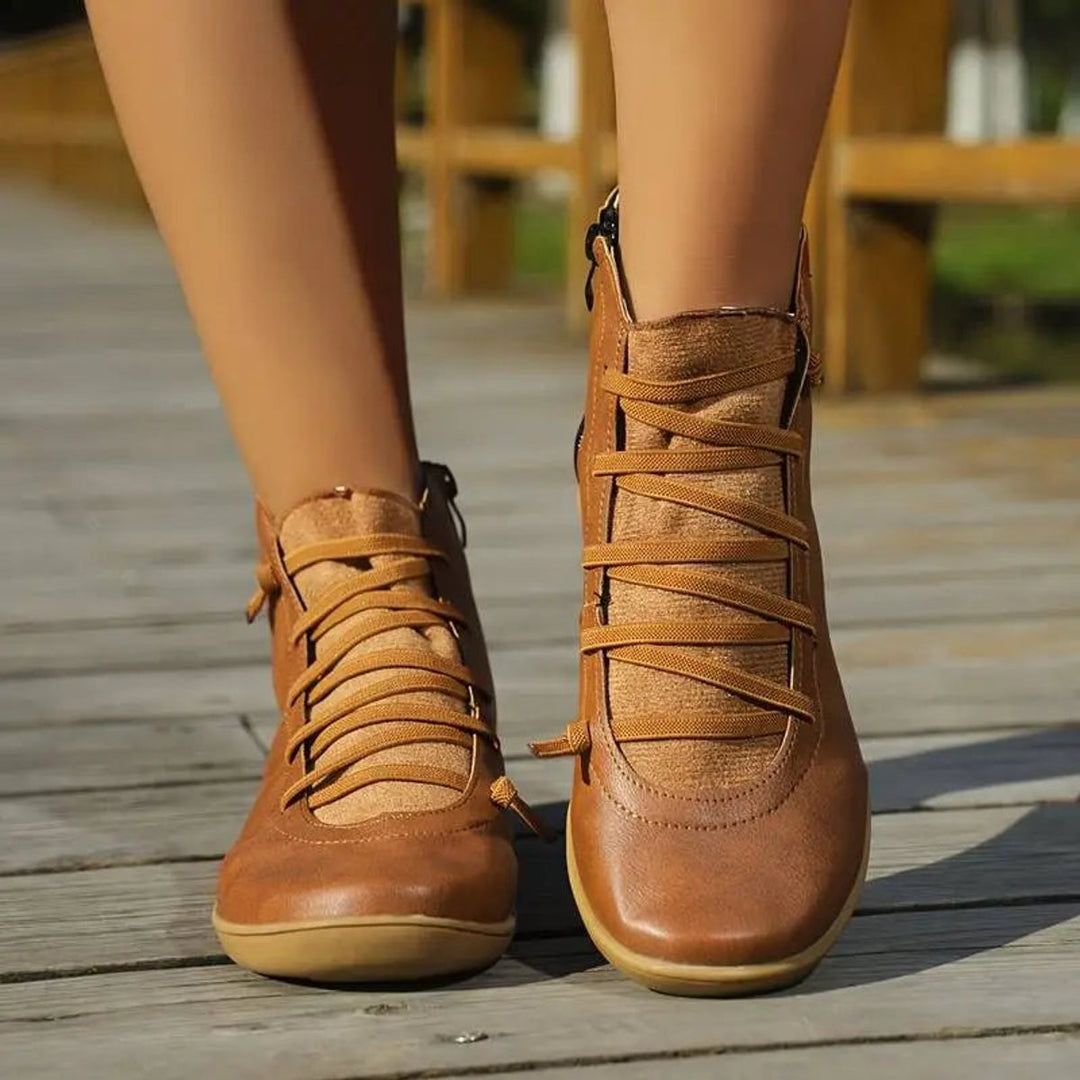 Schnürdetail brauner Ankle Boots aus der Frontansicht
