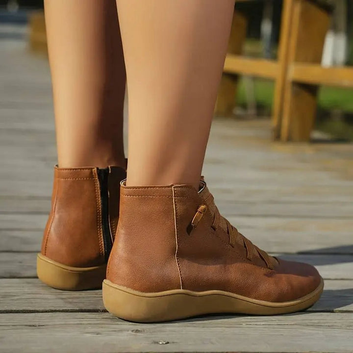 Rückansicht brauner Ankle Boots mit Reißverschluss und Absatz