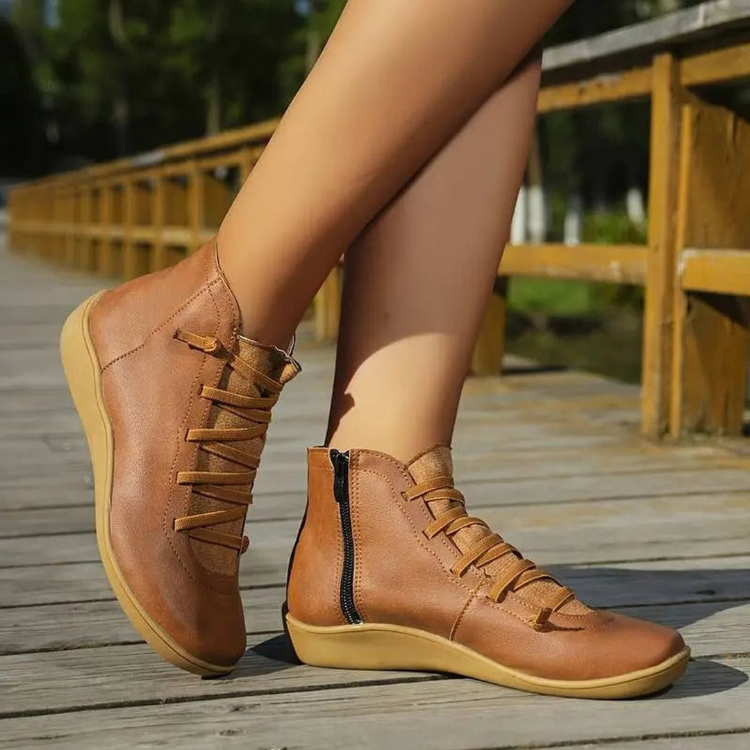 Ankle Boots in Braun mit Reißverschluss, Nahaufnahme am Fuß