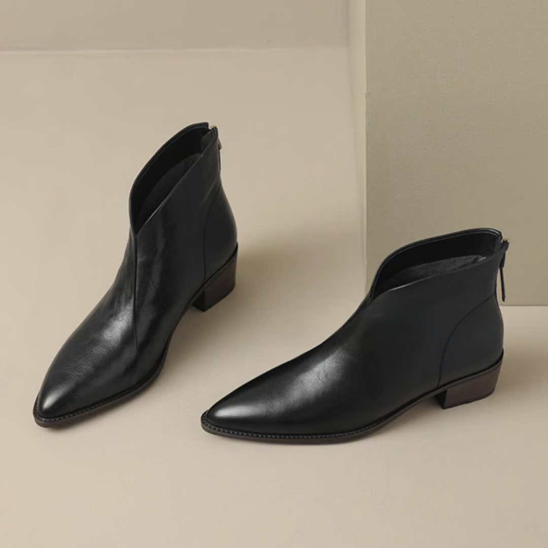 Schwarze Lederstiefeletten mit spitzer Zehenform und niedrigem Blockabsatz