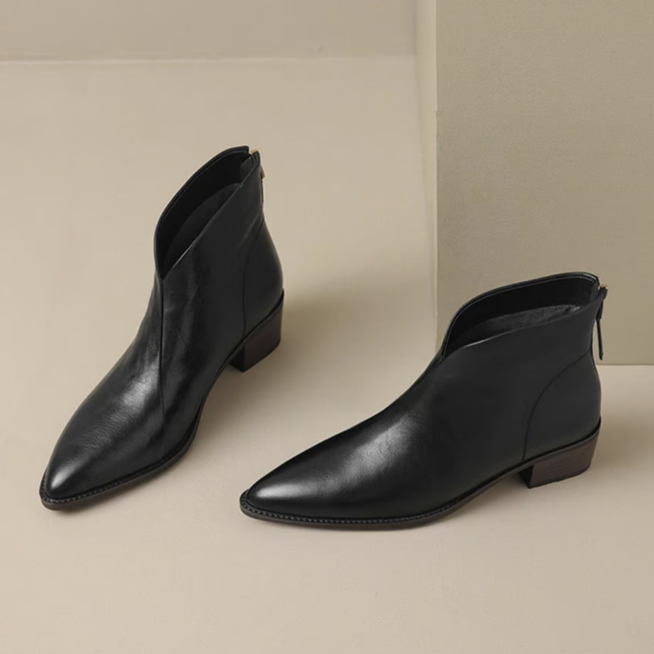Schwarze Lederstiefeletten mit spitzer Zehenform und niedrigem Blockabsatz