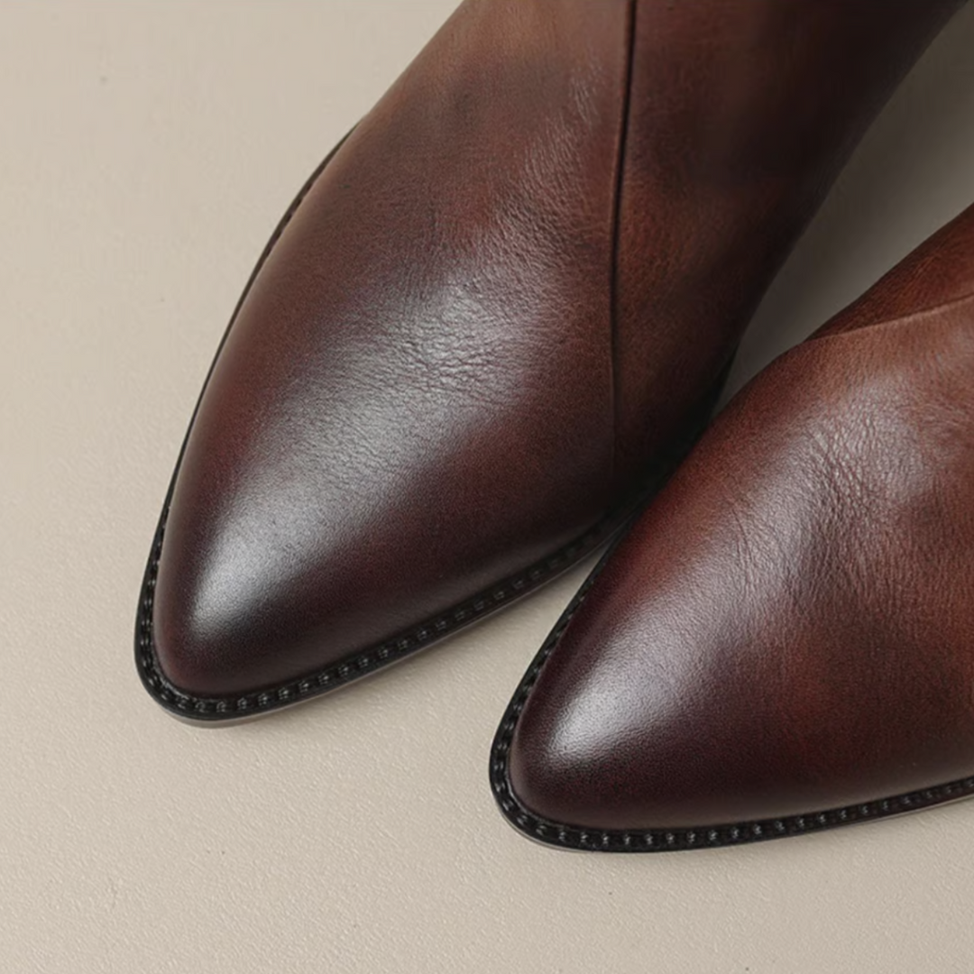 Spitze Zehenpartie zweier brauner Lederstiefeletten in Detailansicht