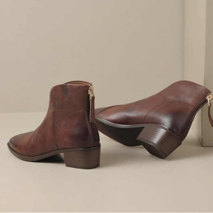 Braune Lederstiefeletten mit Reißverschluss und Vintage-Optik von hinten