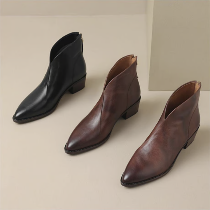 Drei Stiefeletten in Schwarz und Braun mit V-Ausschnitt am Schaft