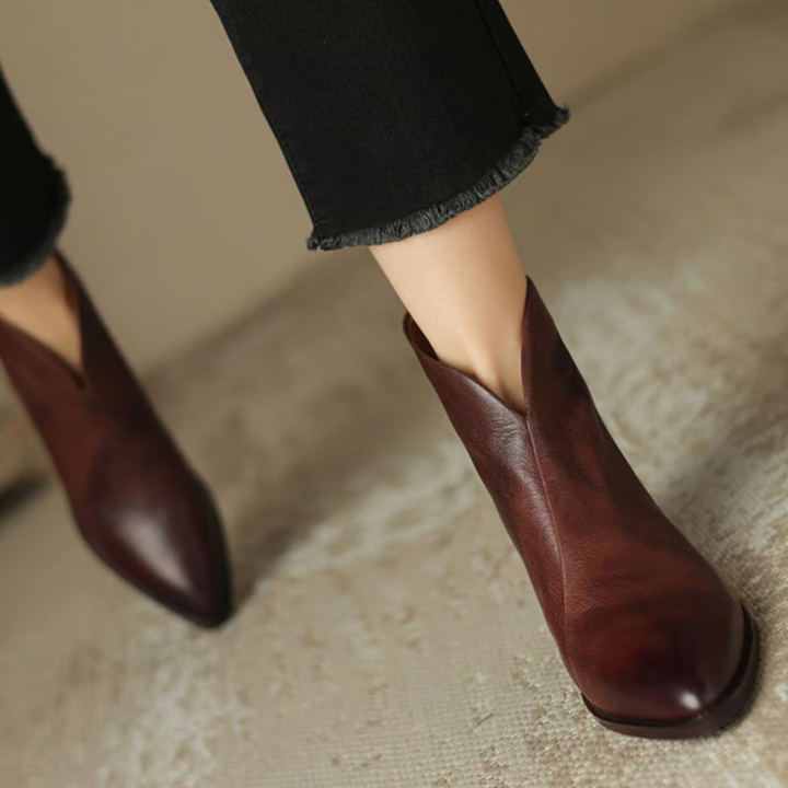 Zwei braune Stiefeletten nebeneinander mit V-förmigem Schaftausschnitt