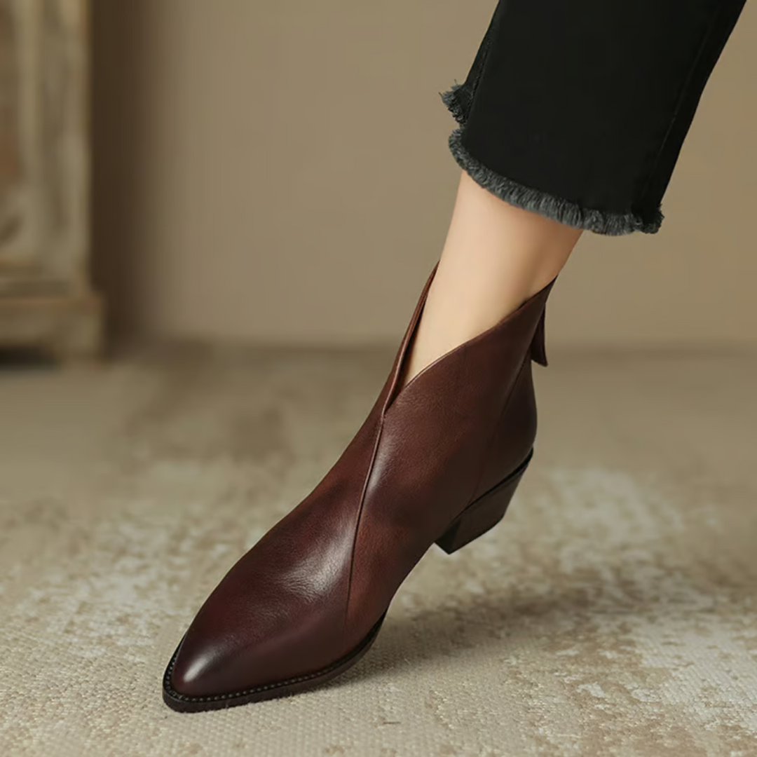 Braune Stiefelette in Nahaufnahme mit weichem Lederschaft am Knöchel
