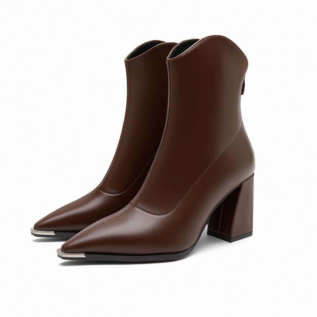 Braune Stiefeletten mit spitzer Kappe, Blockabsatz und Metallzierrat vorne