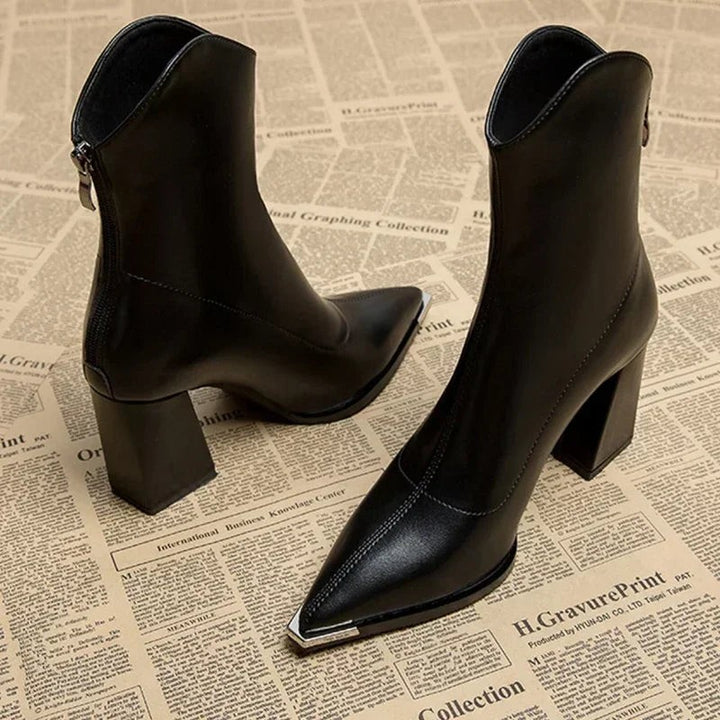 Schwarze Stiefeletten mit spitzer Kappe, Frontansicht mit Blockabsatz
