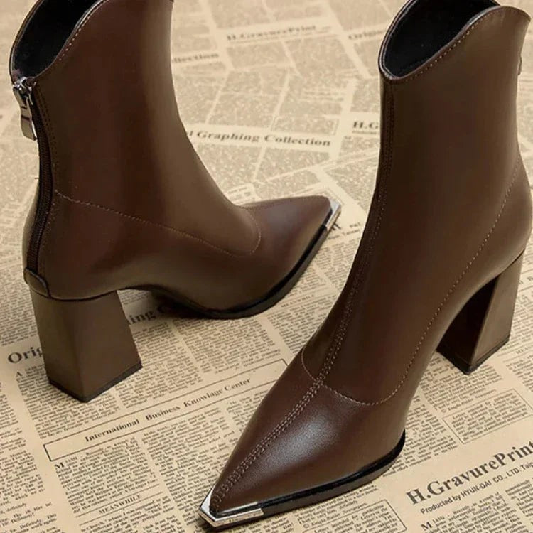 Braune Lederstiefeletten mit spitzer Metallkappe und Blockabsatz von hinten