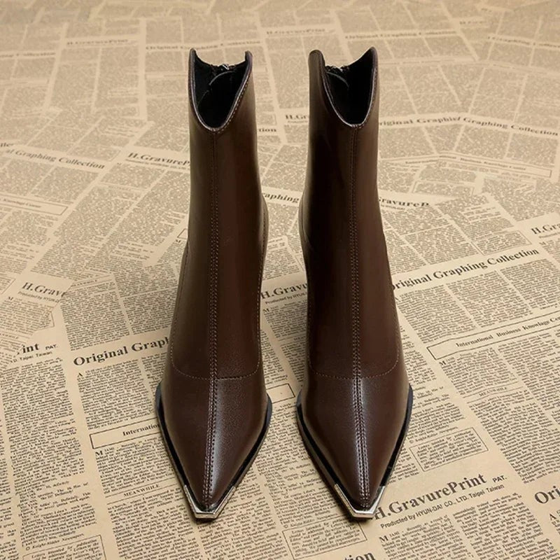 Braune Stiefeletten mit spitzer Kappe, Rückansicht mit Blockabsatz