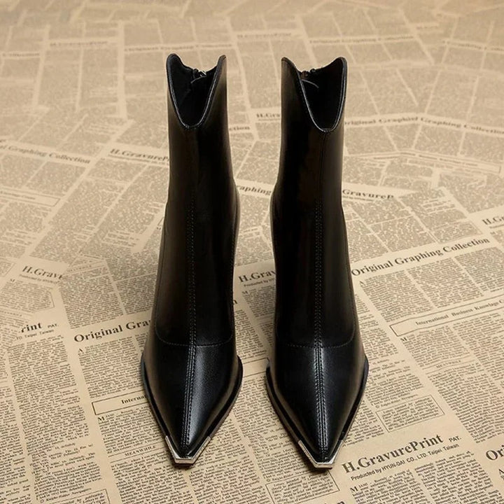 Schwarze Stiefeletten mit spitzer Kappe, Rückansicht mit Metallzierrat