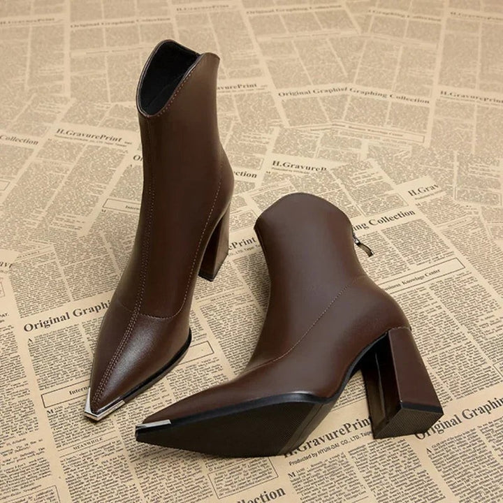 Braune Stiefeletten mit spitzer Kappe, Seitenansicht mit hohem Absatz