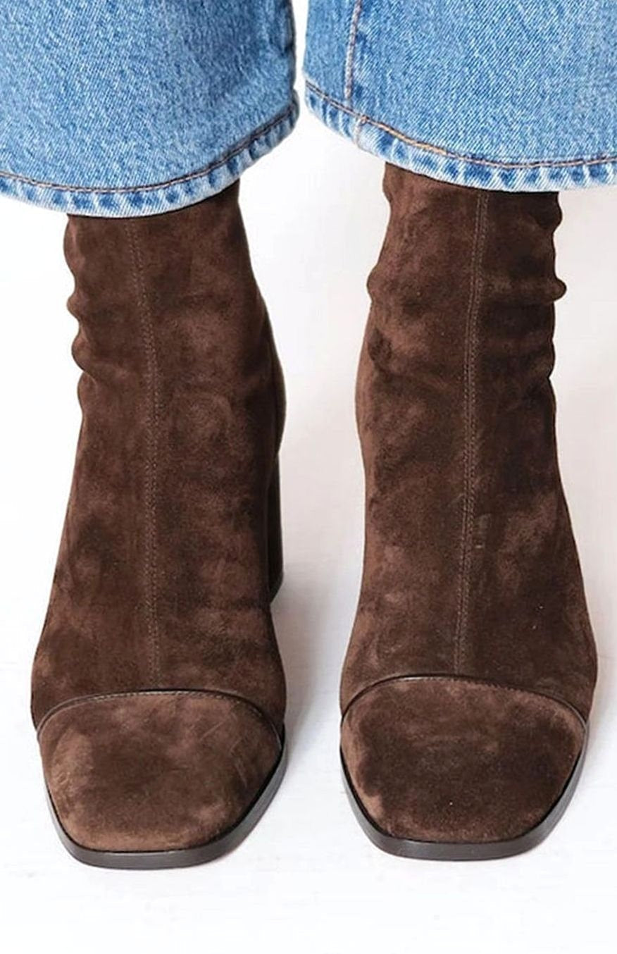 Braune Wildleder-Ankle-Boots mit Blockabsatz, kombiniert mit weiter Jeans