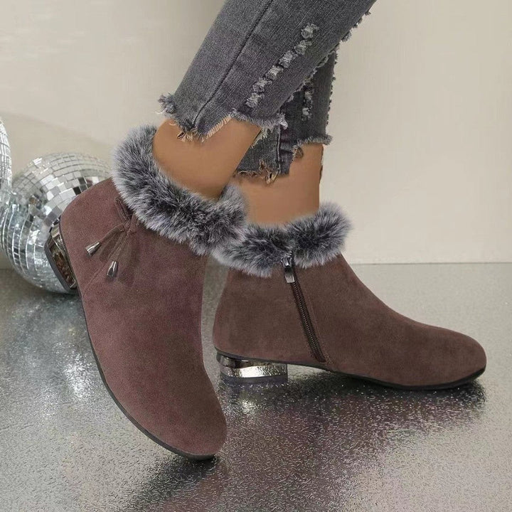 Braune Wildleder Ankle Boots mit Fellabschluss und Metallabsatz, Nahaufnahme