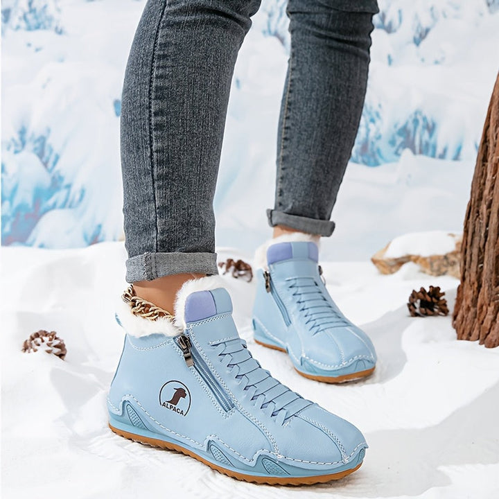 Hellblaue gefütterte Ankle Boots mit Kunstfell-Kragen und Reißverschluss im Schnee